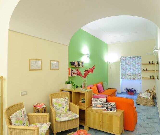 تختخواب و صبحانه Sharon House