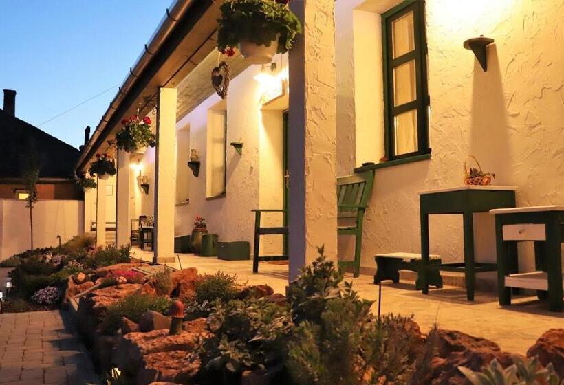 פנסיון Ladislaus Schnaps Haus Falusi Vendégház