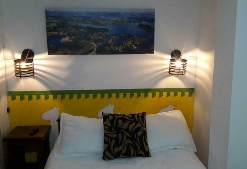 هتل Hostel Affordable Rooms With Private Bathroom San Juan Guatapé