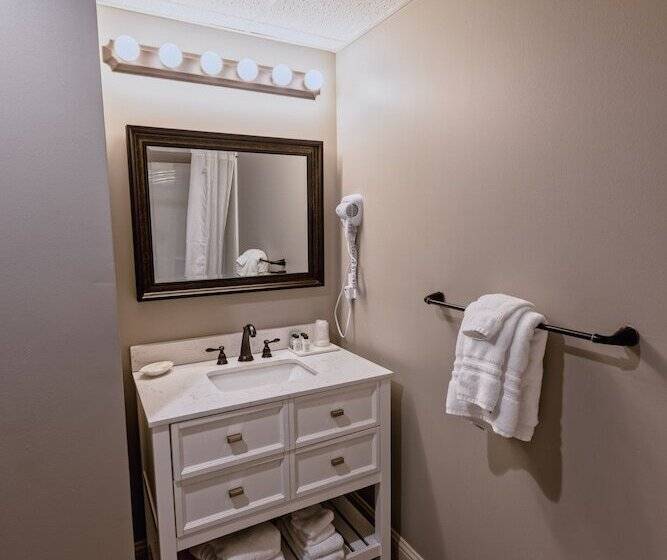 Отель Inn At Elijah Mclean S