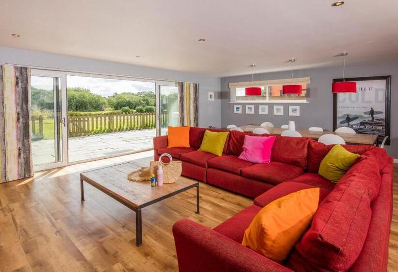 リゾートホテル Pointbreak Sleeps 12 With Hot Tub Great Celebration House Dog Friendly
