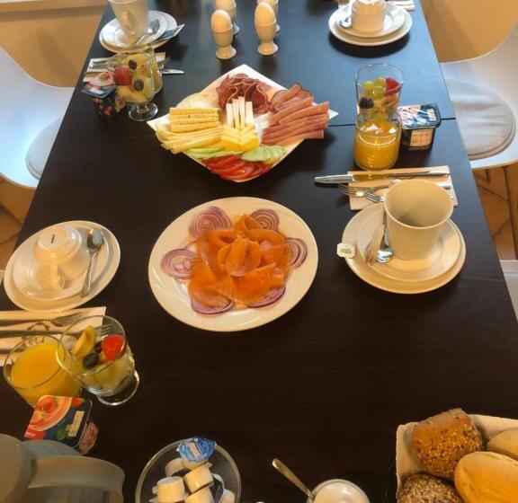 تختخواب و صبحانه Pension Seegarten