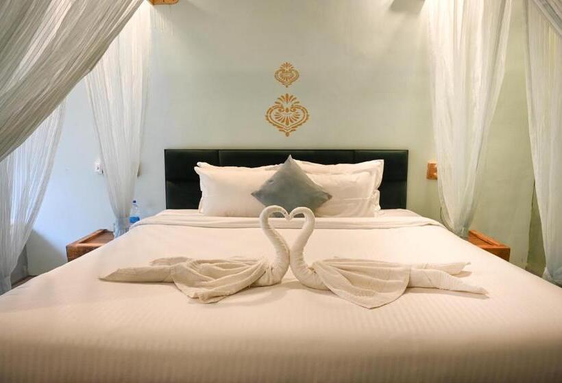 בית מלון כפרי Amadi Beach Front Resort