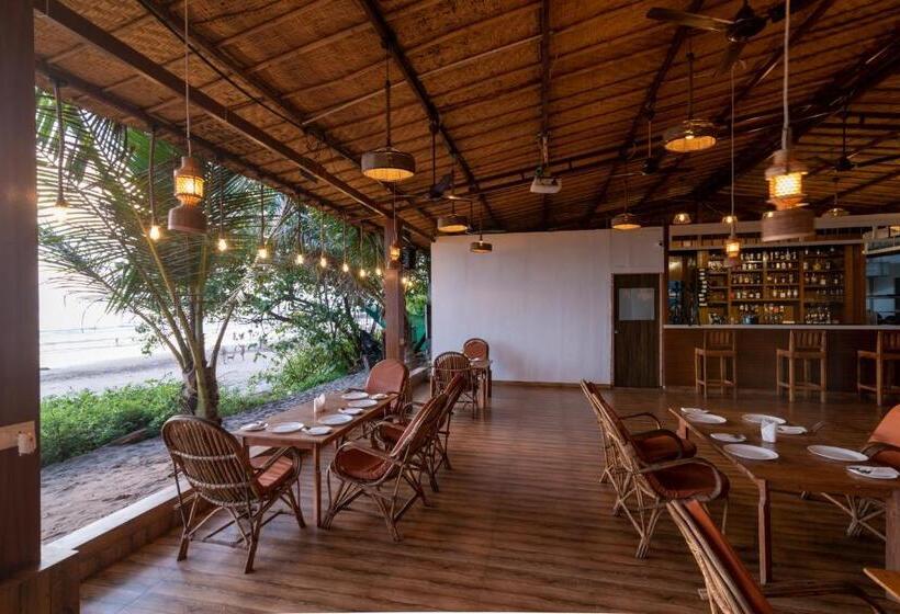 فندق Amadi Beach Front Resort
