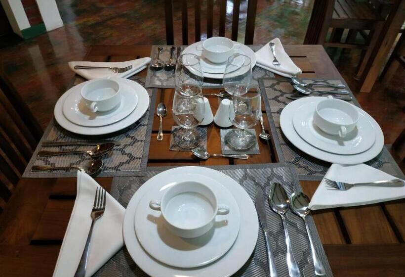 בית מלון כפרי Sigiriya Cashew Palace Resort
