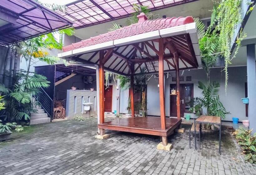 ホテル Kartini Guest House Near Alun Alun Probolinggo