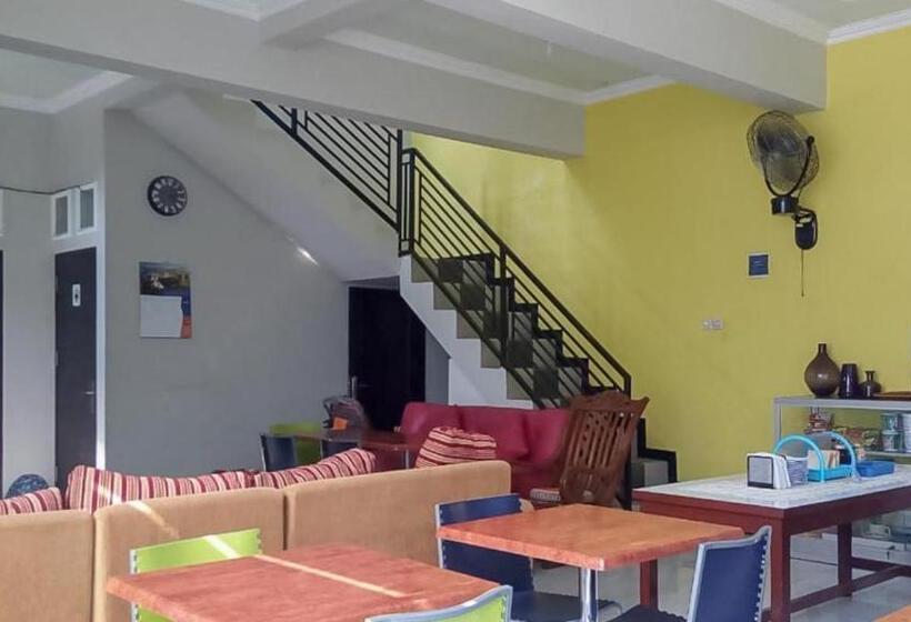 ホテル Kartini Guest House Near Alun Alun Probolinggo