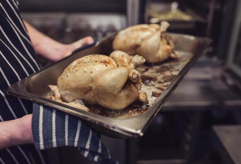 Отель Tweedies Bar And Lodge