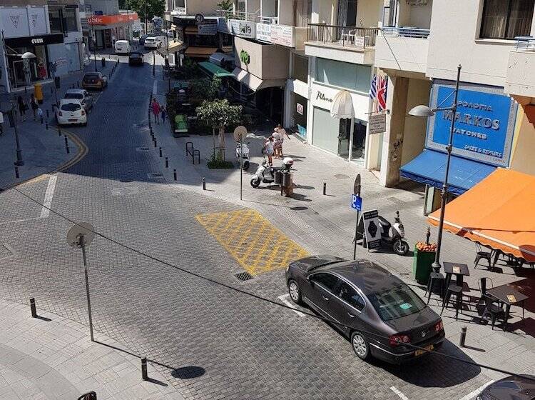 پانسیون Les Palmiers Petrou Apartments