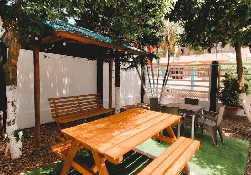 پانسیون Galyrod House