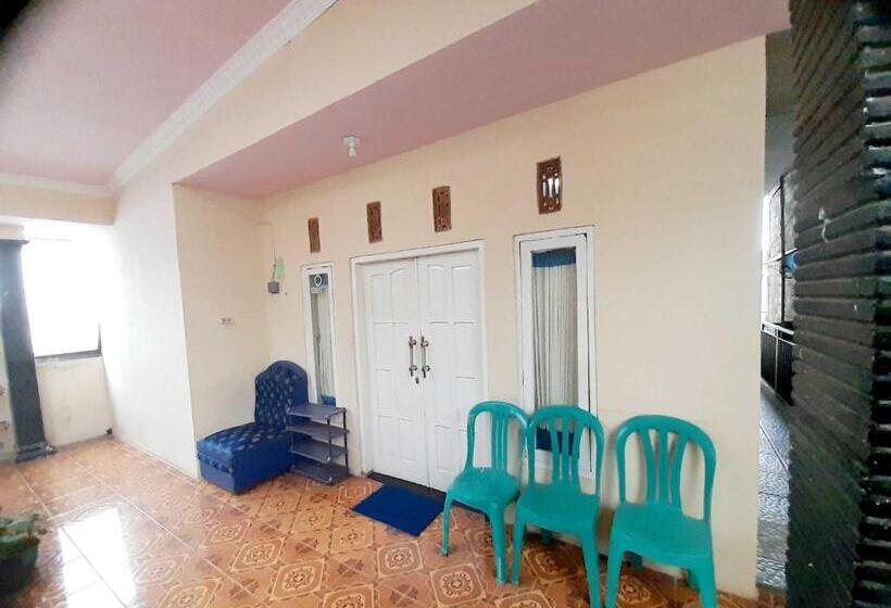 בית מלון כפרי Shinta Syariah Homestay Dieng Redpartner