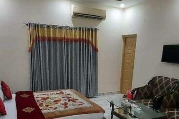 تختخواب و صبحانه Decent Lodge Hotel Garden Town