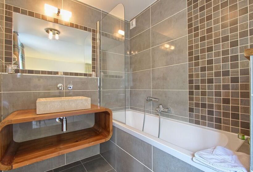 Отель Logis Hôtel & Restaurant   Le Manoir De Sauvegrain