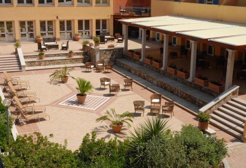 Residence Le Nereidi Con Piscina   Parcheggi