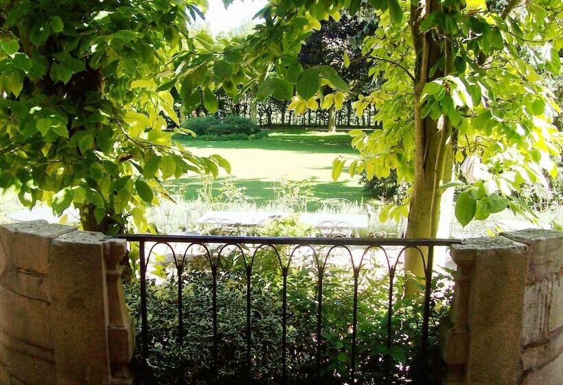 Отель Chateau De Fleurville