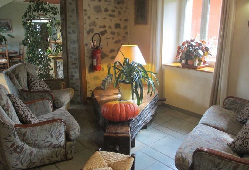 ホテル Hôtel Restaurant La Crèche Et Sa Piscine Intérieure   Logis Hôtels