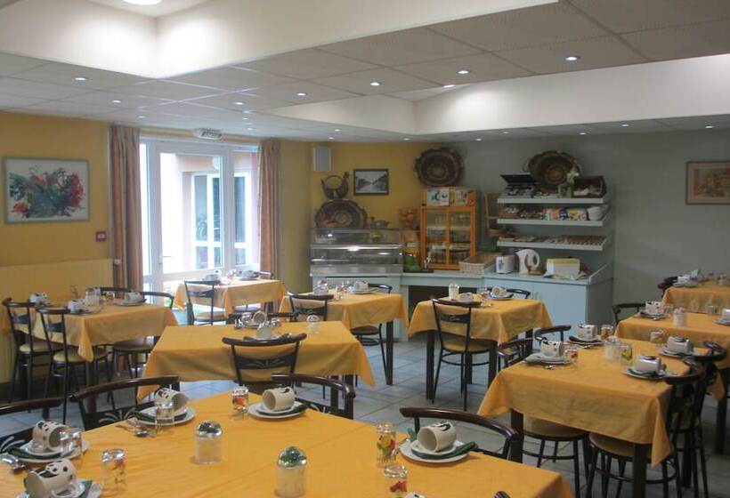 ホテル Hôtel Restaurant La Crèche Et Sa Piscine Intérieure   Logis Hôtels