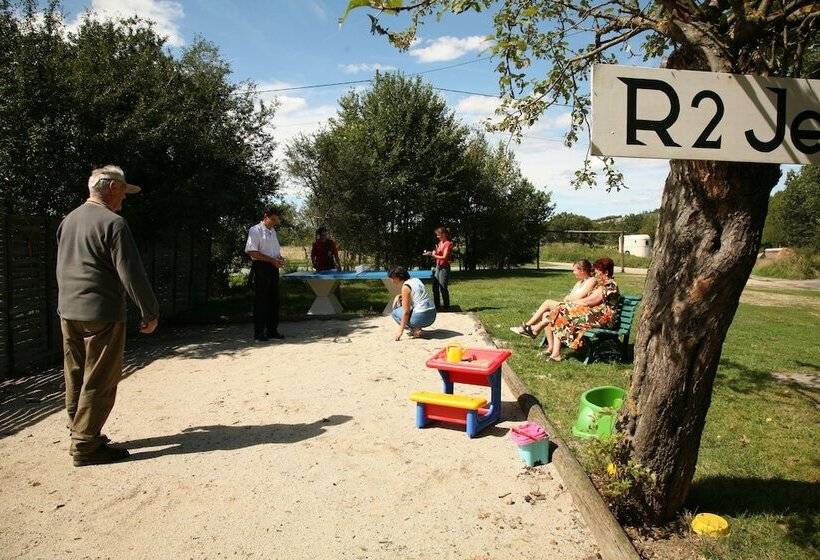 ホテル Hôtel Restaurant La Crèche Et Sa Piscine Intérieure   Logis Hôtels