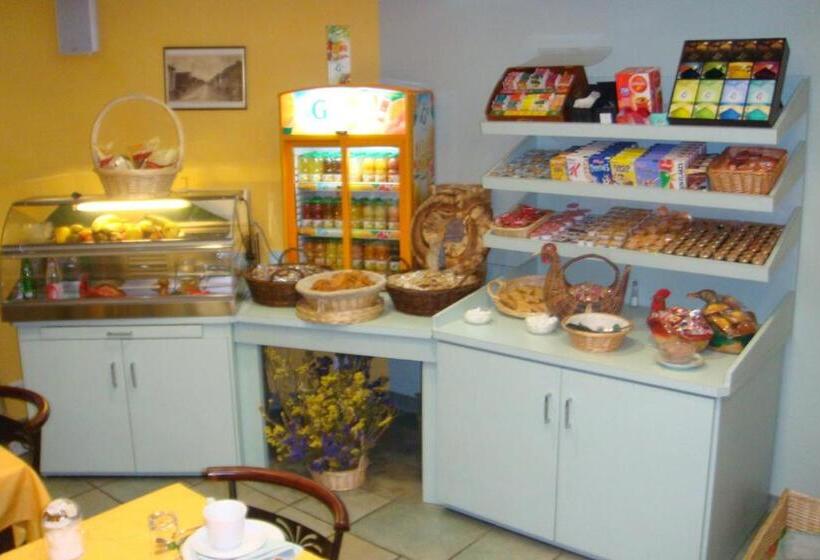 ホテル Hôtel Restaurant La Crèche Et Sa Piscine Intérieure   Logis Hôtels