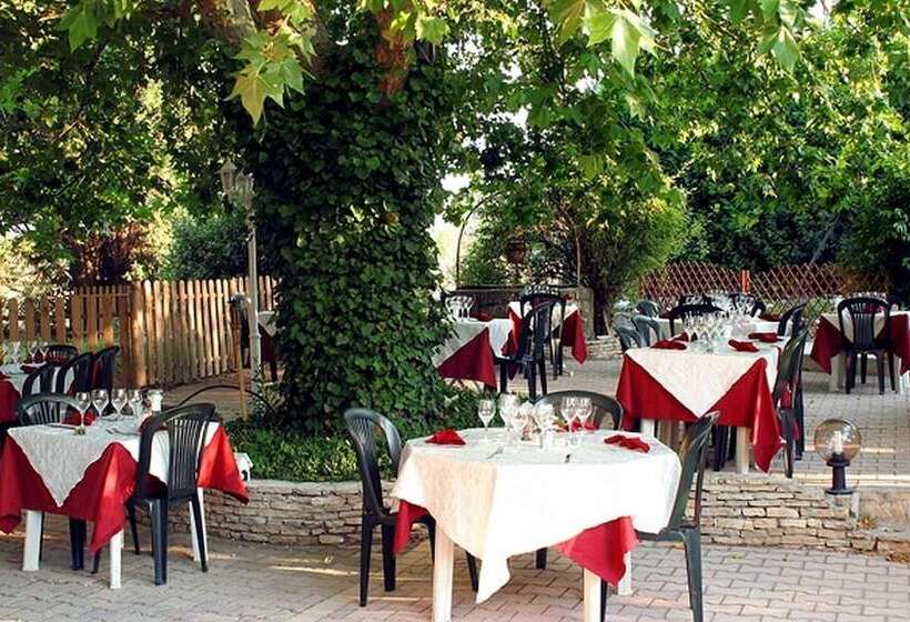 Отель Logis Hôtel & Spa Déjeunez Sous L Arbre