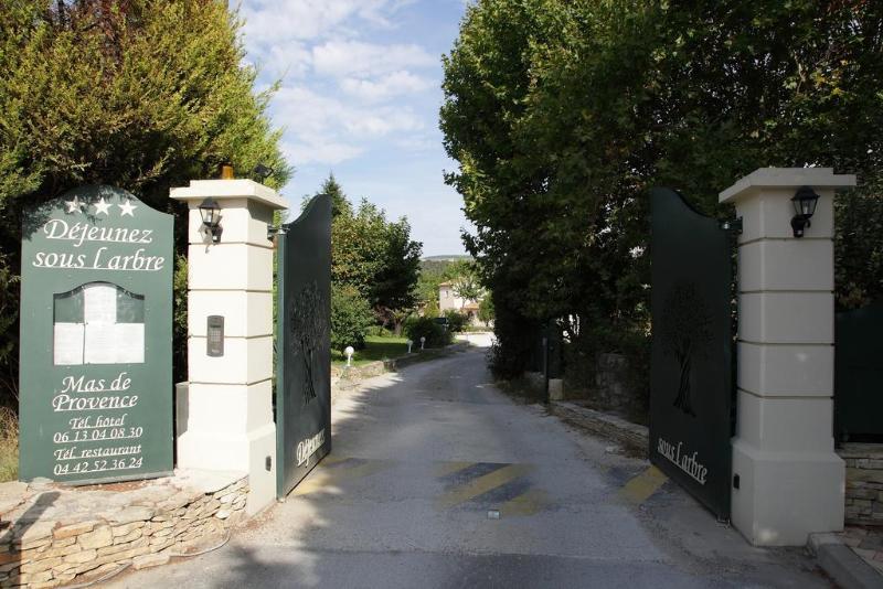 Отель Logis Hôtel & Spa Déjeunez Sous L Arbre