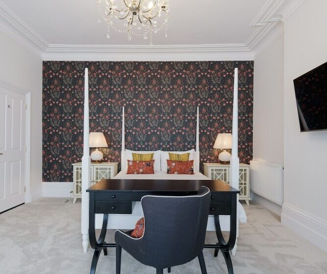 בית מלון כפרי The Clarence Boutique Rooms