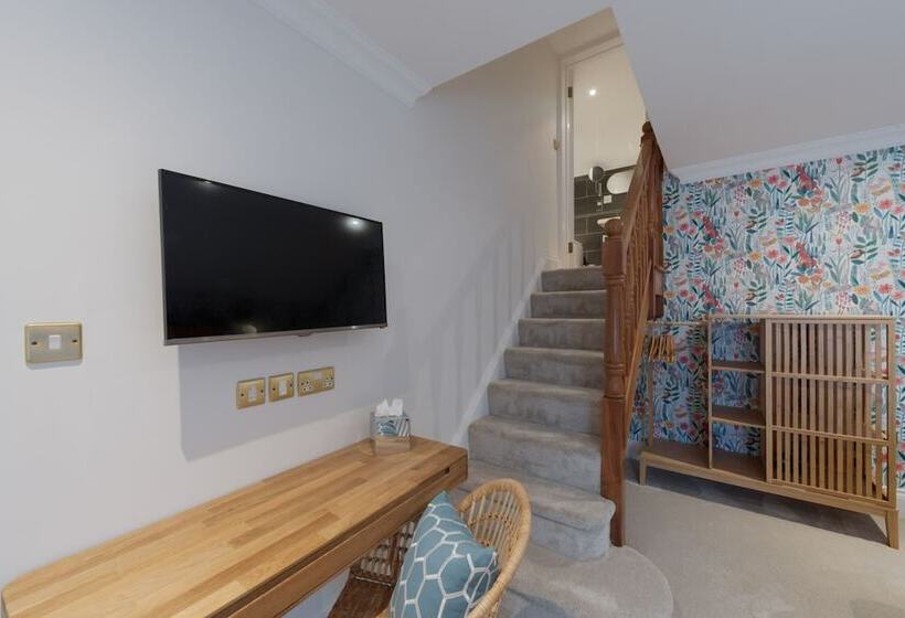 בית מלון כפרי The Clarence Boutique Rooms