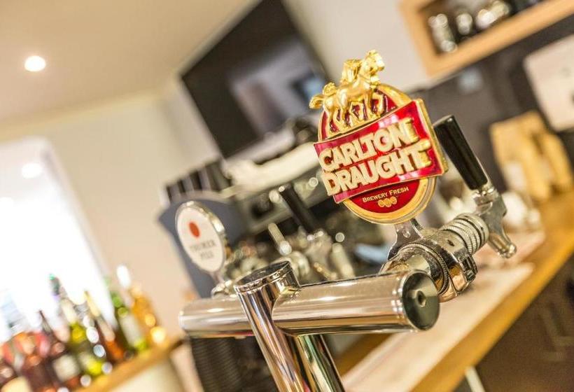 Отель The Waverley International