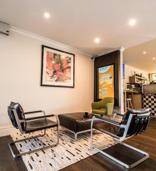 Отель The Waverley International