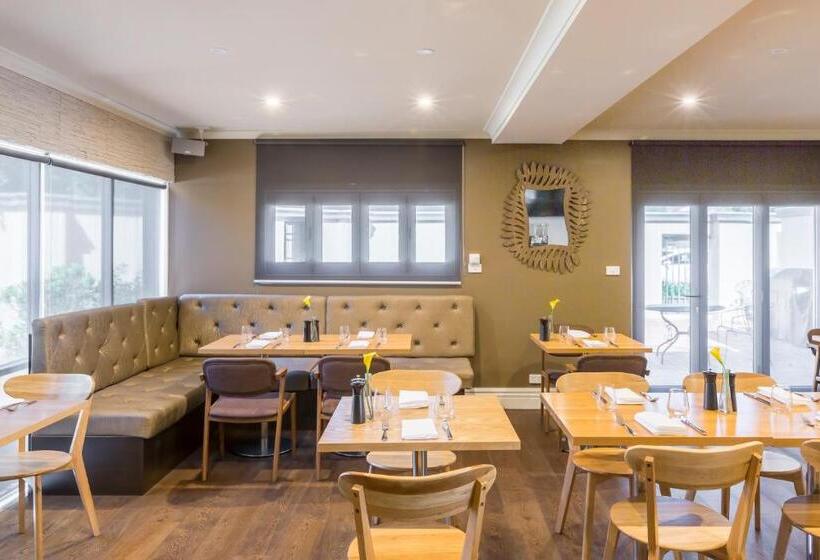 Отель The Waverley International