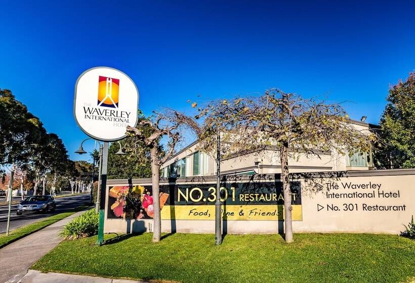 Отель The Waverley International