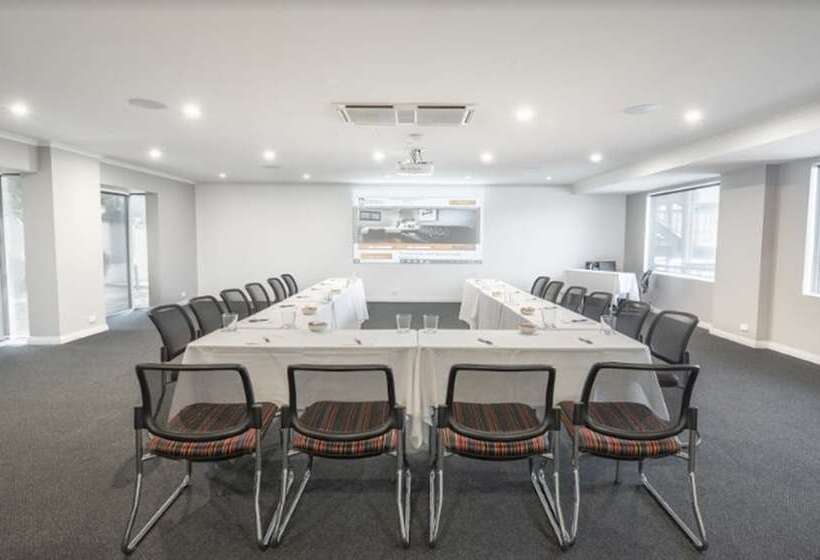 Отель The Waverley International