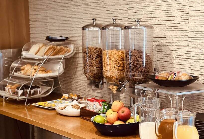 Отель The Waverley International