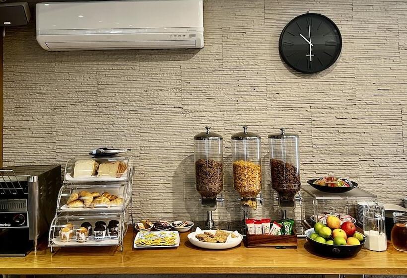 Отель The Waverley International