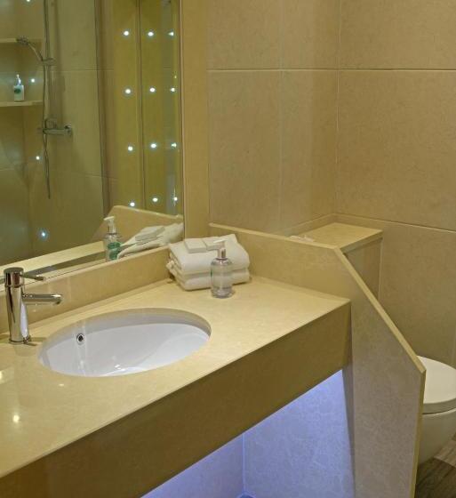 Four Seasons Hotel & Leisure Club