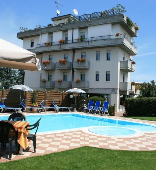 هتل Albergo Al Cacciatore