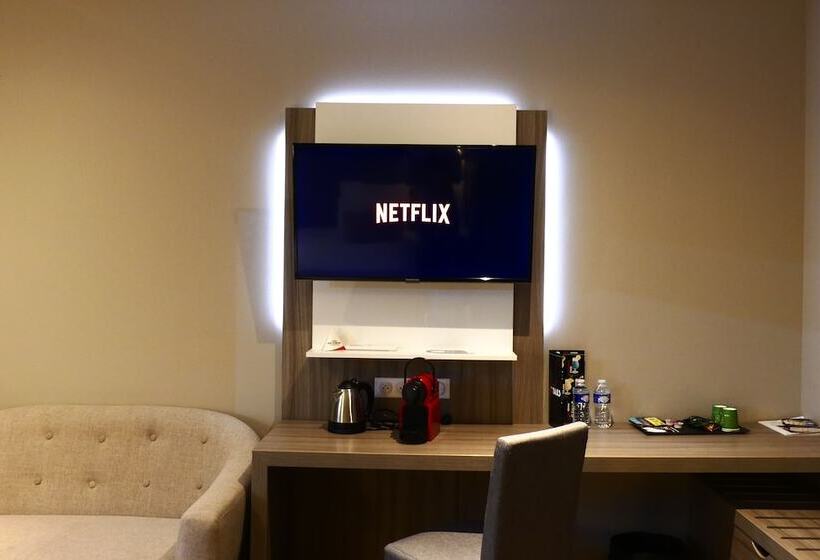 בית מלון כפרי Contact Hôtel Le Provençal Bordeaux Lac