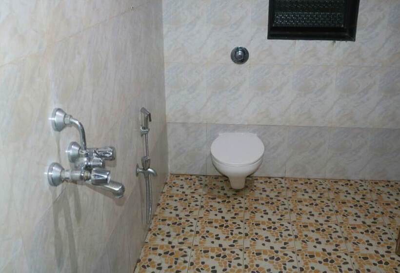 هتل Krish Holiday Inn