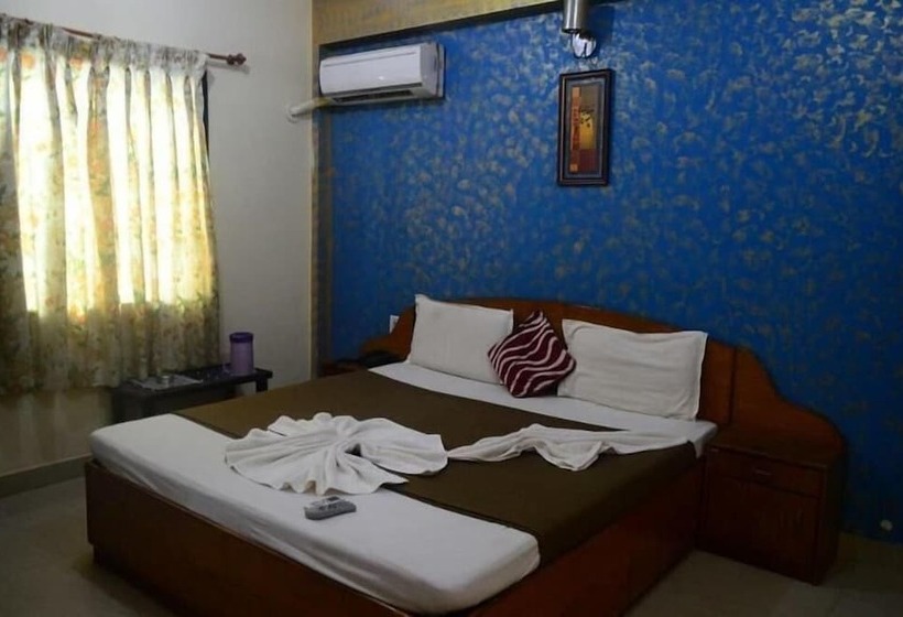 هتل Krish Holiday Inn