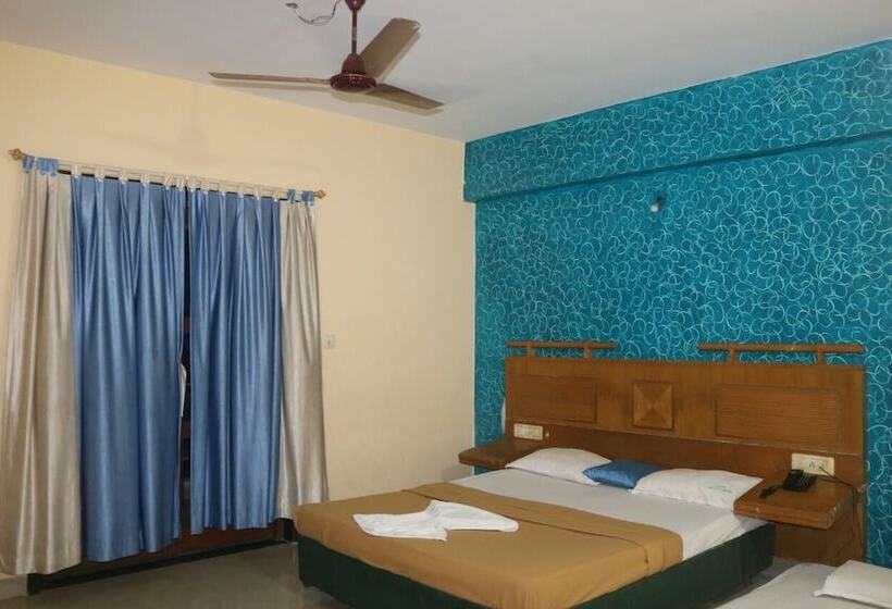 هتل Krish Holiday Inn