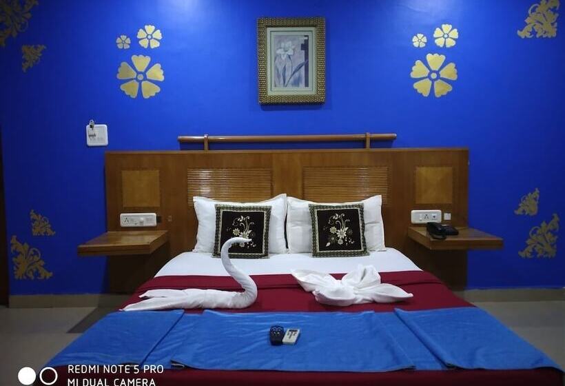 هتل Krish Holiday Inn