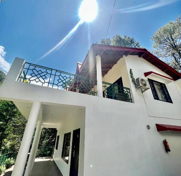 ホテル Sea Hawk Hill Resort A Luxury Boutique Resort, 20 Km From Nainital