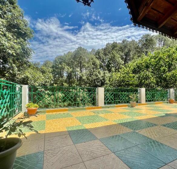 ホテル Sea Hawk Hill Resort A Luxury Boutique Resort, 20 Km From Nainital