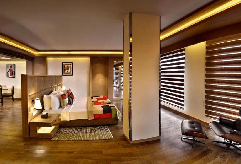 Отель The Lalit Chandigarh