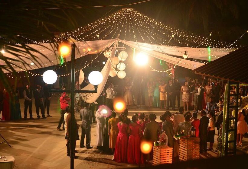 هتل Indismart Woodbourne Resort