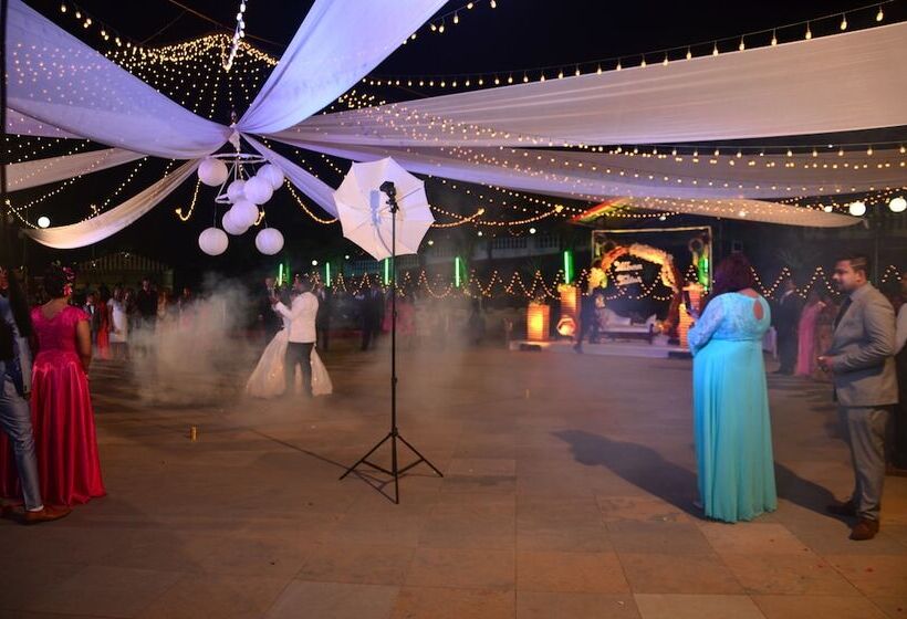 هتل Indismart Woodbourne Resort