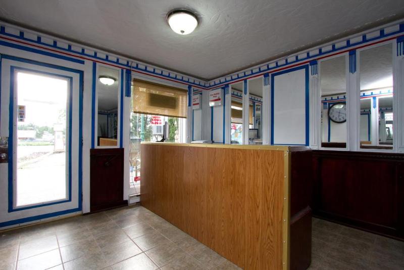 בית מלון כפרי Knights Inn Lindsay