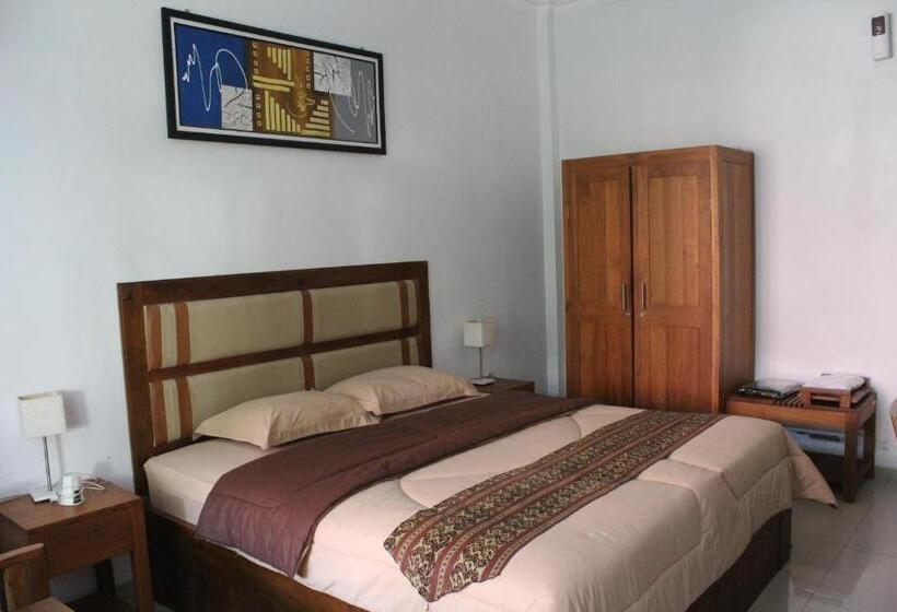 פנסיון Eboni Guest House Madiun