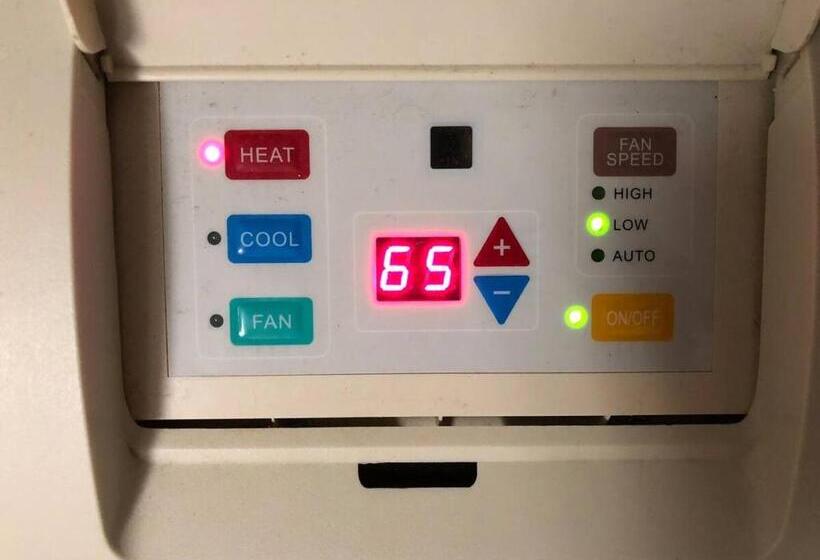فندق صغير Town N  Country Motel, 1 Block To Bar, Cafe, Gas