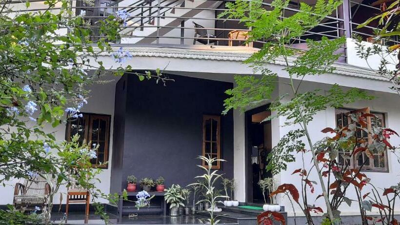 ベッドアンドブレックファースト Le Farmhouse Munnar